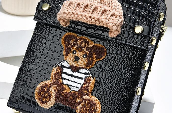 Детская мини сумочка с мишкой Bear сумка лаковая рептилия для девочек с медведем черная (1645Ч) - Фото 4 Детская мини сумочка с мишкой Bear сумка лаковая рептилия для девочек с медведем черная (1645Ч) - изображение 4