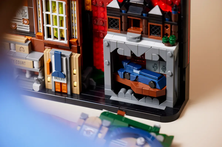 Конструктор LEGO Batman: The Animated Series Gotham City 4210 деталей (76271) - зображення 9