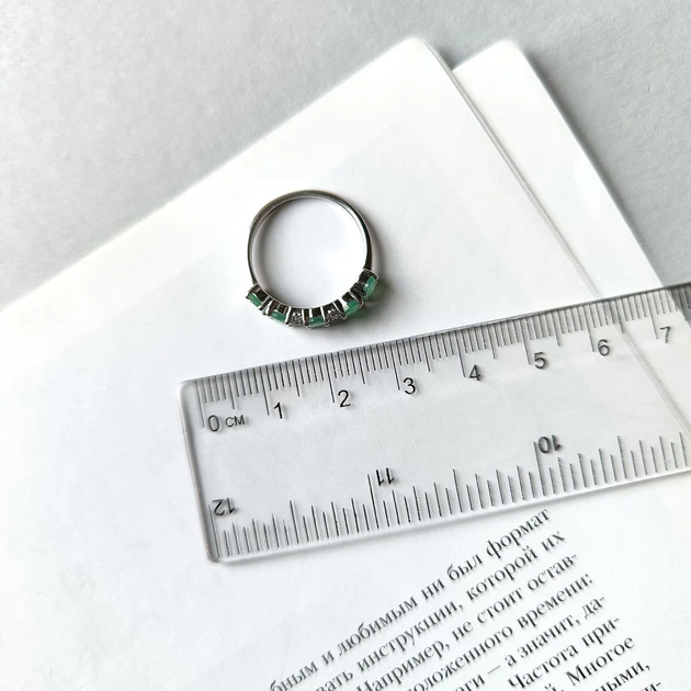 Срібна каблучка з натуральним смарагдом 1.803ct, фіанітами, вага виробу 2,04 гр (2162247) - зображення 3