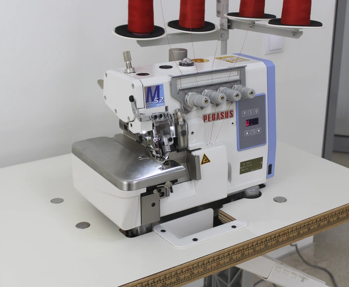 Промышленный оверлок Pegasus M52-4/333-2X4/AE 4-ниточный, высокоскоростной, со встроенным сервомотором и автоматическим подъемником кавычки - изображение 2