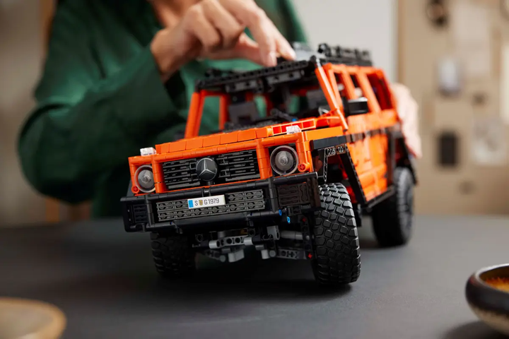 Конструктор LEGO Technic Mercedes-Benz G 500 2891 детали (42177) - изображение 10