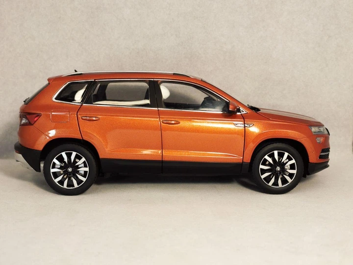 Модель Skoda Karoq 2018 1:18 Помаранчева – іграшки з доставкою від