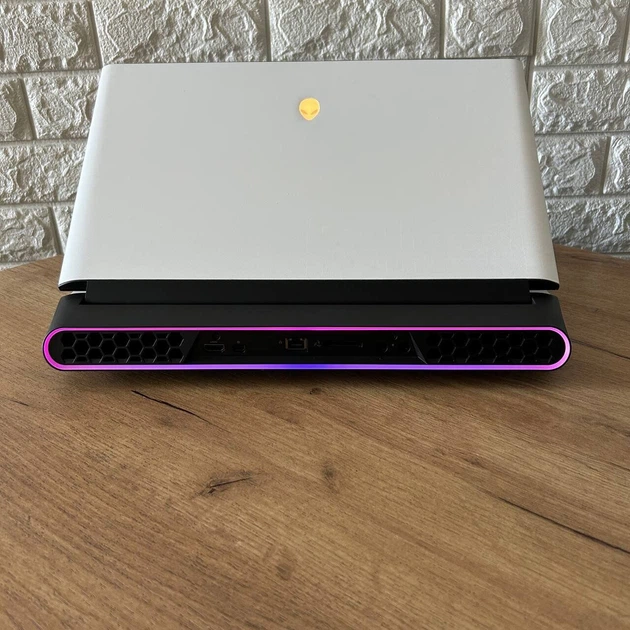 Ігровий ноутбук Dell Alienware Area 51M / 17.3" (1920x1080) IPS / Intel Core i9-9900K (8 (16) ядер по 3.6 - 5.0 GHz) / 16 GB DDR4 / 512 GB SSD / nVidia GeForce RTX 2070, 8 GB GDDR6, 256-bit / WebCam б/в - Фото 3 Ігровий ноутбук Dell Alienware Area 51M / 17.3" (1920x1080) IPS / Intel Core i9-9900K (8 (16) ядер по 3.6 - 5.0 GHz) / 16 GB DDR4 / 512 GB SSD / nVidia GeForce RTX 2070, 8 GB GDDR6, 256-bit / WebCam б/в - зображення 3