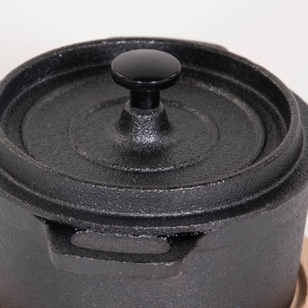 Каструля Excellent Houseware чавунна з кришкою та дошкою для подачі гарячої їжі 200 мл (8719202932782) - зображення 4