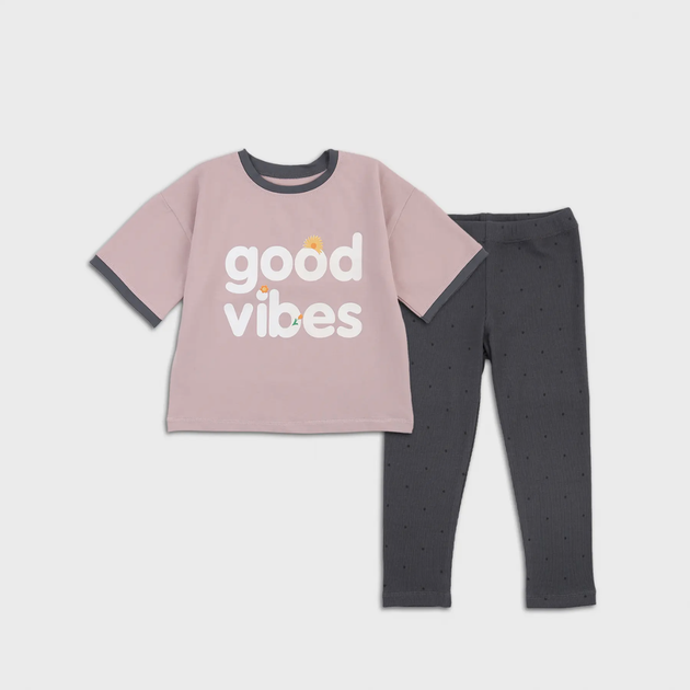 Літній дитячий комплект для дівчинки футболка+лосіни в рубчик Good Vibes 98 см Пудровий - Фото 3 Літній дитячий комплект для дівчинки футболка+лосіни в рубчик Good Vibes 98 см Пудровий - изображение 3