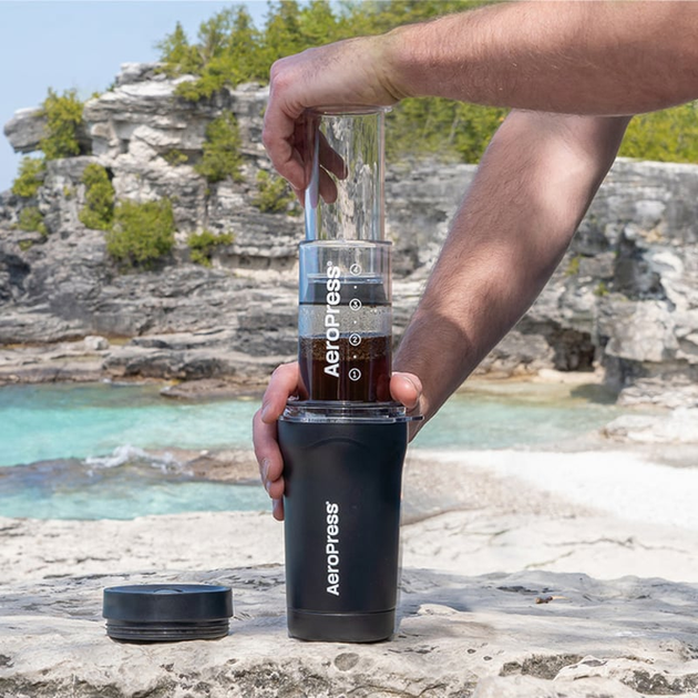 Набір AeroPress Go Plus Запарювач для кави + Термокухоль + Паперові фільтри 45 шт + Складана мішалка + Мірна ложка Чорний 300 мл (85276082424) - зображення 6