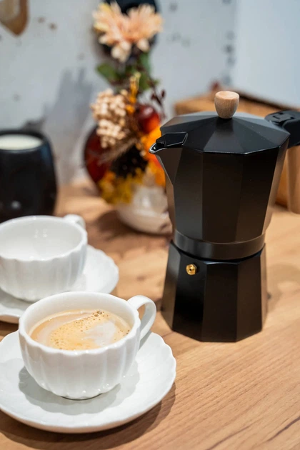 Гейзерна кавоварка Kinvara з дерев'яною ручкою на 9 чашок 300 мл чорна (8430852814296) - зображення 7