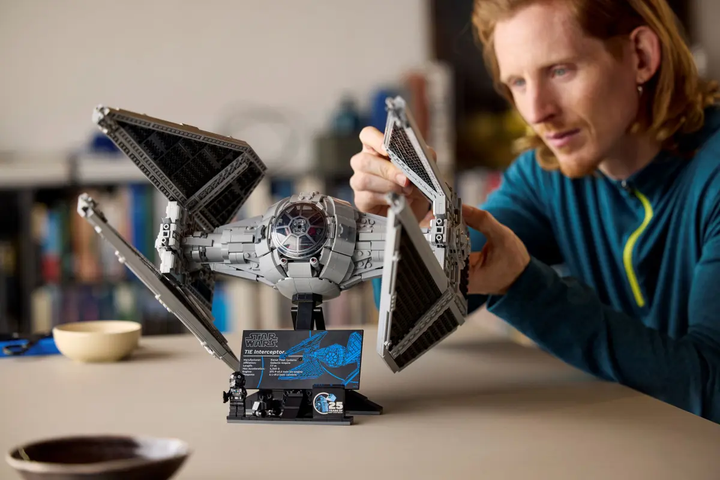 Zestaw klocków LEGO Star Wars: TIE Interceptor 1931 element (75382) - obraz 8