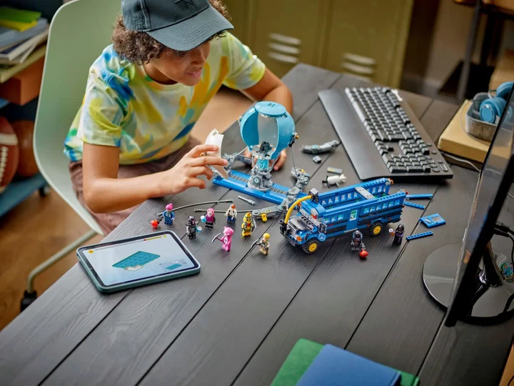 Конструктор LEGO Fortnite: Боевой автобус 954 элемента (77073) - Фото 7 Конструктор LEGO Fortnite: Боевой автобус 954 элемента (77073) - изображение 7