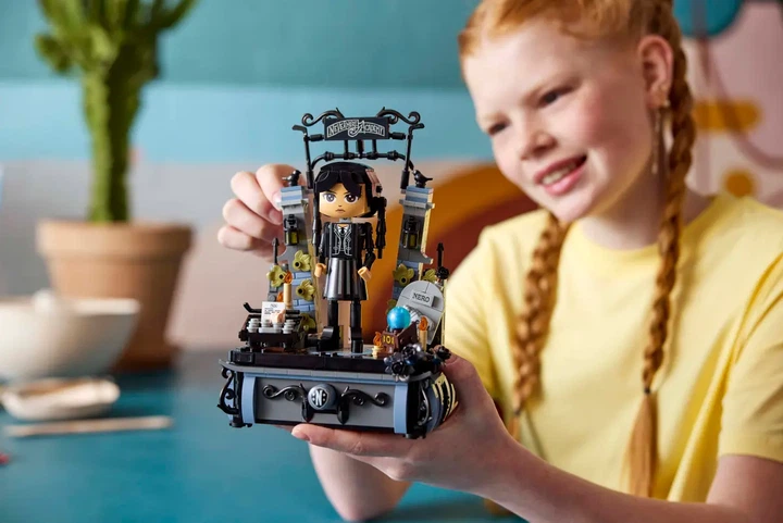 Конструктор LEGO Wednesday: Фигурка Wednesday Addams 702 элемента