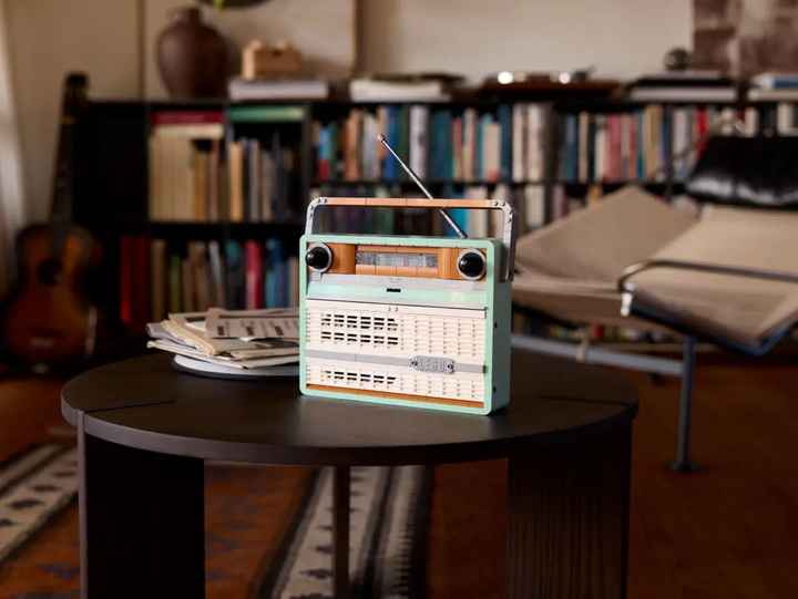 Zestaw klocków LEGO Icons Radio w stylu retro 906 elementów (10334) - obraz 10