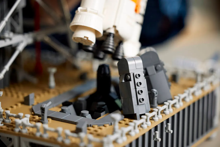 Конструктор LEGO Icons Ракета NASA Artemis SLS 3601 елемент (10341) - зображення 10