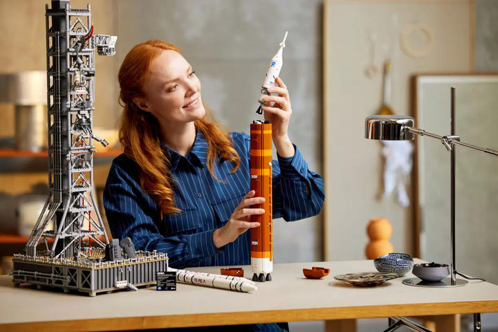 Конструктор LEGO Icons Ракета NASA Artemis SLS 3601 елемент (10341) - зображення 13