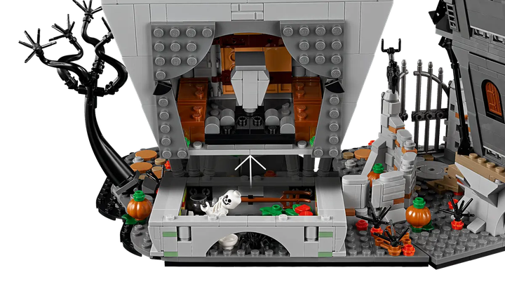 Zestaw klocków LEGO Ideas Disney: Miasteczko Halloween Tima Burtona 2193 elementów (21351) - obraz 5