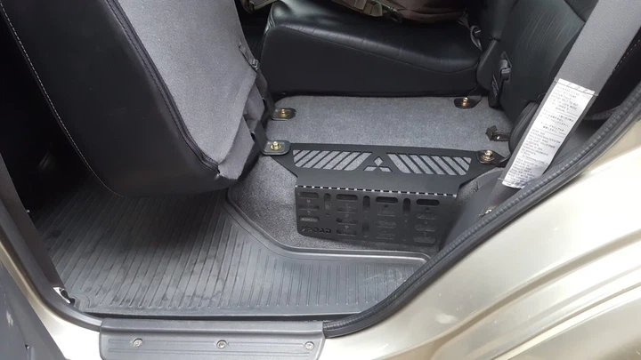 Molle-панель под заднее сиденье XRoad на Mitsubishi Pajero Sport G1 1998-2008, L200 1996-2007, Montero, Nativa, левая - изображение 3