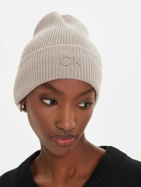 Czapka beany damska Calvin Klein K60K612590 One Size Beżowa (8720639556984) - obraz 1