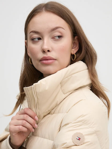 Пуховик зимовий короткий жіночий Tommy Hilfiger WW0WW43118-ACI XS Бежевий (8720637657959) - зображення 4
