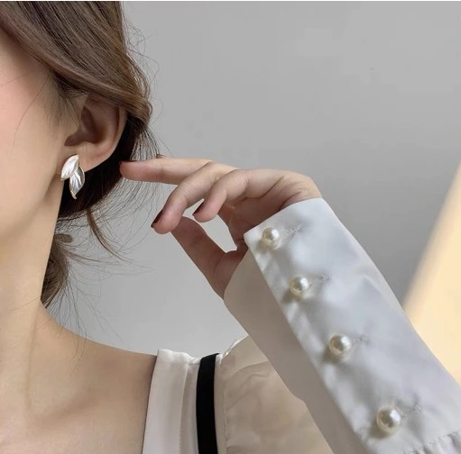 Елегантні сережки у формі листя – золото та перловий блиск Bijoux-e - Фото 2 Елегантні сережки у формі листя – золото та перловий блиск Bijoux-e - изображение 2