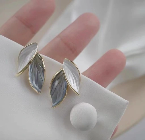 Елегантні сережки у формі листя – золото та перловий блиск Bijoux-e - Фото 3 Елегантні сережки у формі листя – золото та перловий блиск Bijoux-e - изображение 3