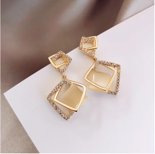 Елегантні підвісні сережки з геометричним візерунком і кристалами Bijoux-e - изображение 3