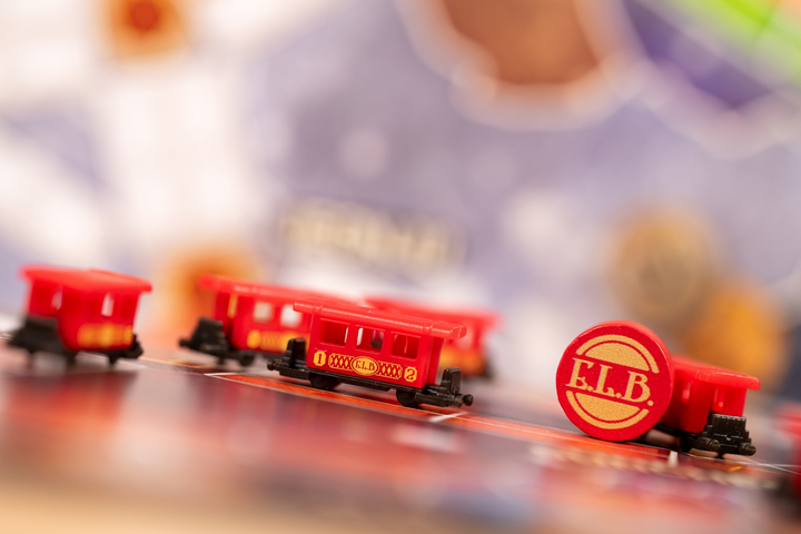 Додаток до настільної гри Days of Wonder Ticket to Ride: 20. Річниця Ексклюзивний набір потягів Червоний (0824968999165) - зображення 4