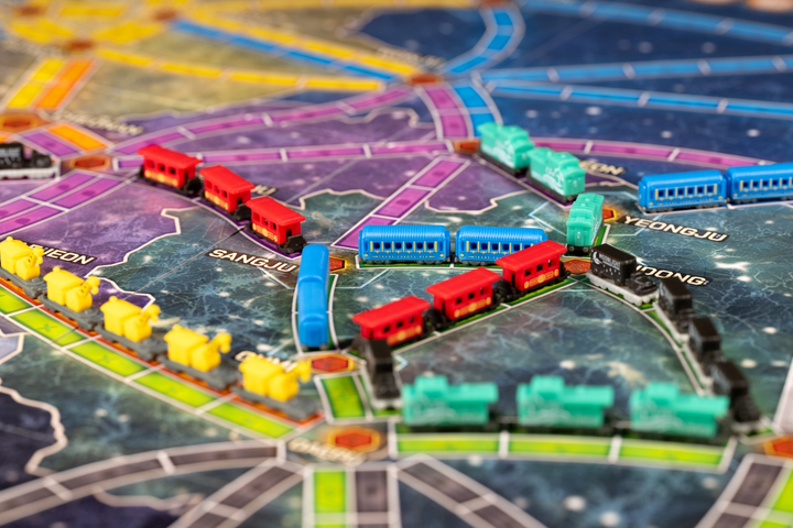 Додаток до настільної гри Days of Wonder Ticket to Ride: 20. Річниця Ексклюзивний набір потягів Червоний (0824968999165) - зображення 5