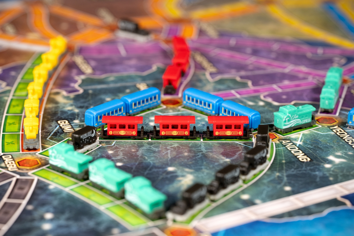 Додаток до настільної гри Days of Wonder Ticket to Ride: 20. Річниця Ексклюзивний набір потягів Червоний (0824968999165) - зображення 6