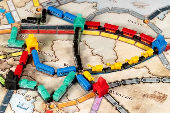 Додаток до настільної гри Days of Wonder Ticket to Ride: 20. Річниця Ексклюзивний набір потягів Червоний (0824968999165) - зображення 10