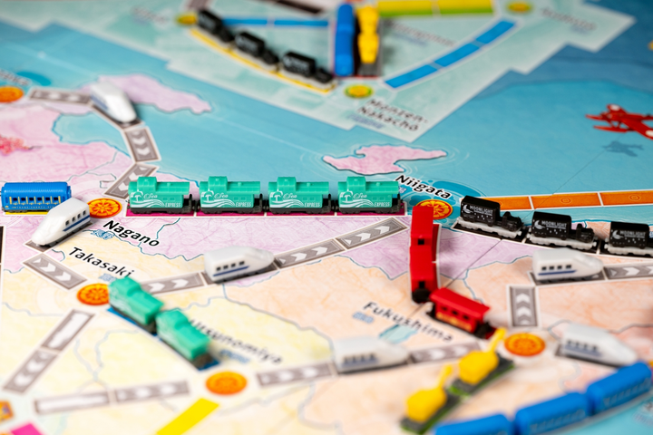 Додаток до настільної гри Days of Wonder Ticket to Ride: 20. Річниця Ексклюзивний набір потягів Червоний (0824968999165) - зображення 11