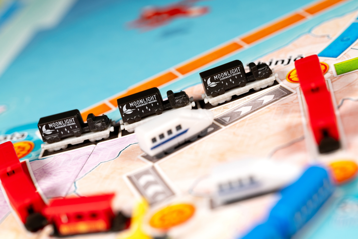 Додаток до настільної гри Days of Wonder Ticket to Ride: 20. Річниця Ексклюзивний набір потягів Червоний (0824968999165) - зображення 12
