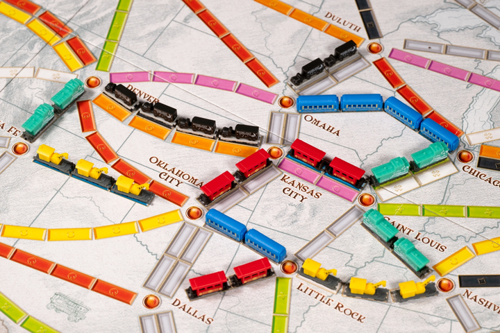 Додаток до настільної гри Days of Wonder Ticket to Ride: 20. Річниця Ексклюзивний набір потягів Червоний (0824968999165) - зображення 15
