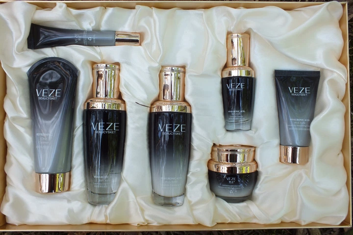 ファーストレイトエッセンス.ファーストレイトV・Cセット Омолаживающий набор для ухода за лицом Veze Hyaluronic Acid Black