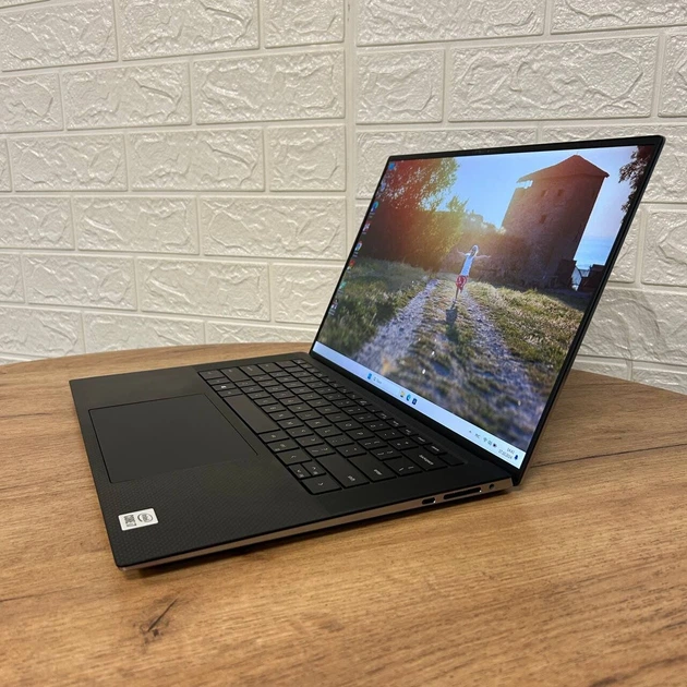 JC1084　極美品 デル Precision 5550 UHD+ タッチ液晶 32GB 綺麗　大画面　大容量　高性能 Мобильная рабочая станция Dell Precision 5550 / 15.6