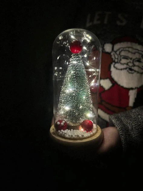 Нічник Новорічна ялинка в колбі з кульками з LED підсвічуванням - Фото 4 Нічник Новорічна ялинка в колбі з кульками з LED підсвічуванням - зображення 4