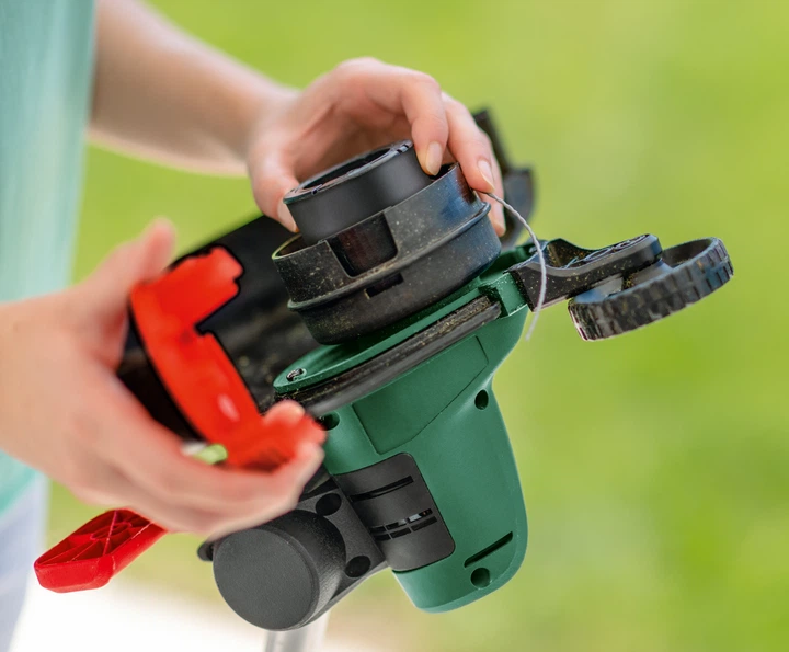 Акумуляторна ручна газонокосарка Bosch UniversalGrassCut 18V-260 1 x акумулятор 2.0 Ah/Зарядний пристрій (06008C1D03) - зображення 4