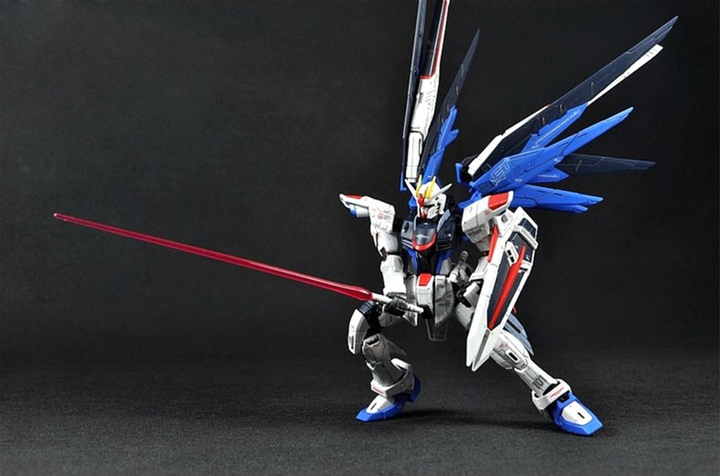 Модель для складання Bandai Real Grade Freedom Gundam Bl 1:144 (4573102616142) - зображення 6