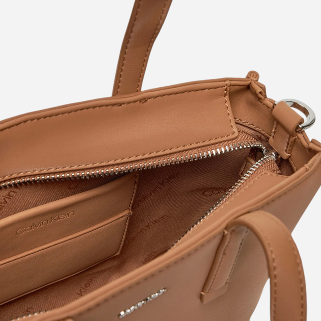 Torebka crossbody damska Calvin Klein K60K612904-GDB Jasnobrązowa (8720639578757) - obraz 4