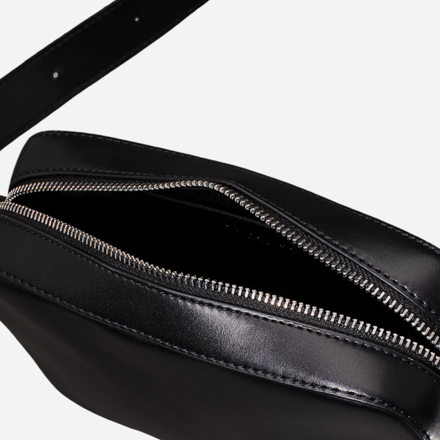 Torebka crossbody damska mała Calvin Klein K60K612555-BEH Czarna (8720639577880) - obraz 4