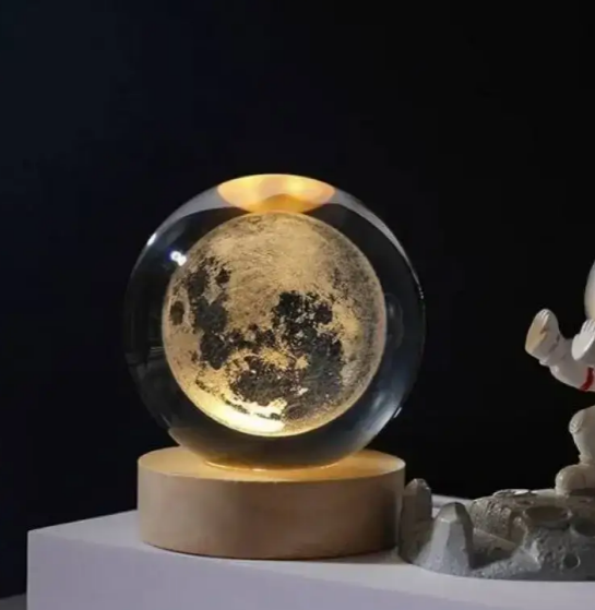 Декоративний 3D нічник Планета Земля кришталева куля з LED підсвічуванням USB світильник на дерев'яній підставці - зображення 2