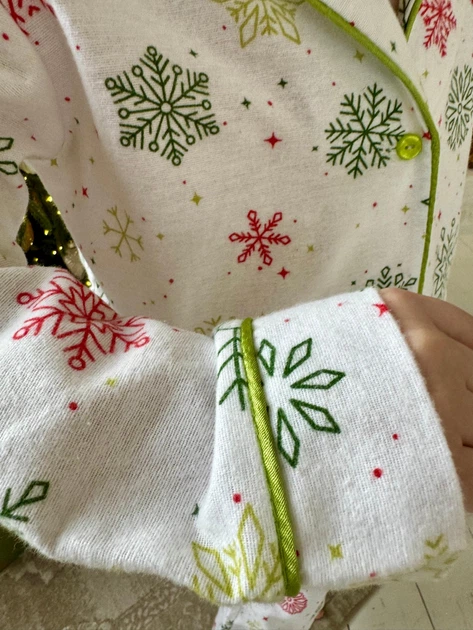 Фланелевая детская пижама рубашка и штаны с рисунком снежинок новогодняя для подарка и фотосессий 134-140 белый - Фото 6 Фланелевая детская пижама рубашка и штаны с рисунком снежинок новогодняя для подарка и фотосессий 134-140 белый - изображение 6