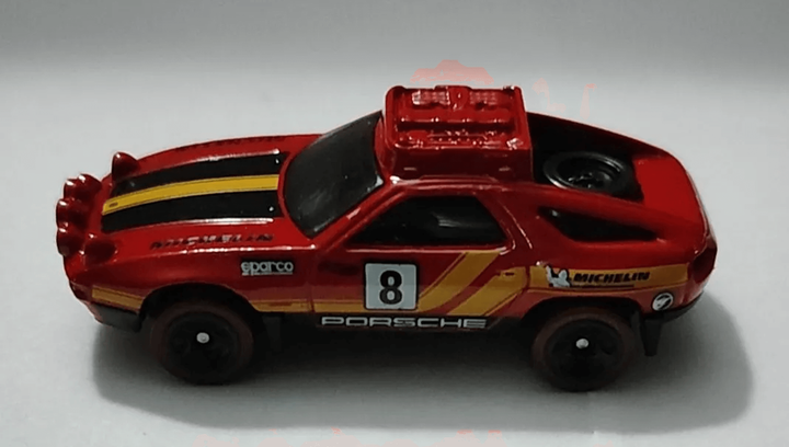 Машинка Базова Hot Wheels Porsche 928S Safari Treasure Hunts Dirt 1:64 HTF29 Red - Фото 4 Машинка Базова Hot Wheels Porsche 928S Safari Treasure Hunts Dirt 1:64 HTF29 Red - зображення 4