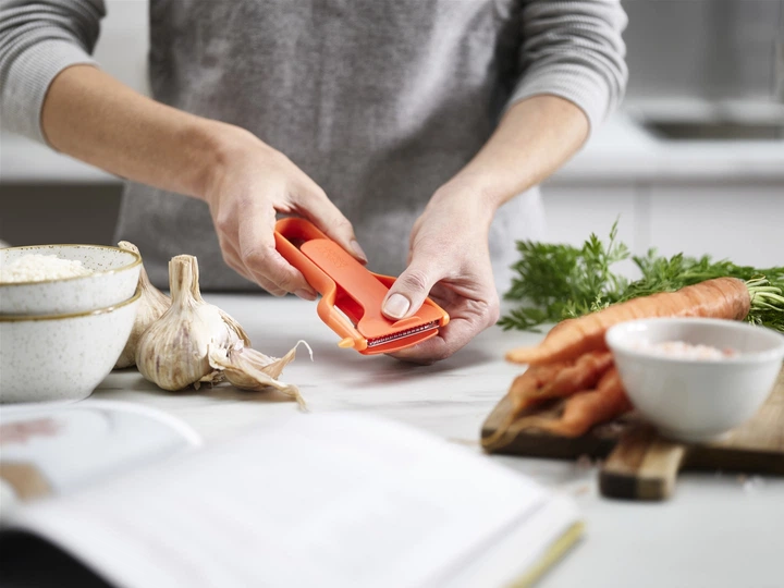 Овочечистка Joseph Joseph SafeStore з захистом леза 14 cм Помаранчева (5028420003703) - зображення 10