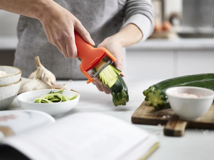 Овочечистка Joseph Joseph SafeStore з захистом леза 14 cм Помаранчева (5028420003703) - зображення 9