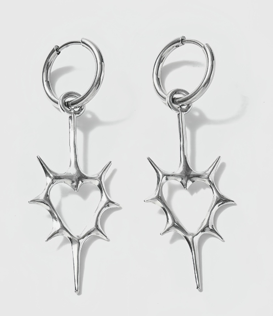 Сережки Fashion Jewerly серця з біжутерія шипами в стилі y2k готика сріблясті (SVS) - Фото 2 Сережки Fashion Jewerly серця з біжутерія шипами в стилі y2k готика сріблясті (SVS) - зображення 2