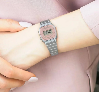 Жіночий наручний годинник CASIO LA670WEA-4A2EF має корпус сріблястого кольору та рожевий циферблат. - Фото 5 Жіночий наручний годинник CASIO LA670WEA-4A2EF має корпус сріблястого кольору та рожевий циферблат. - зображення 5
