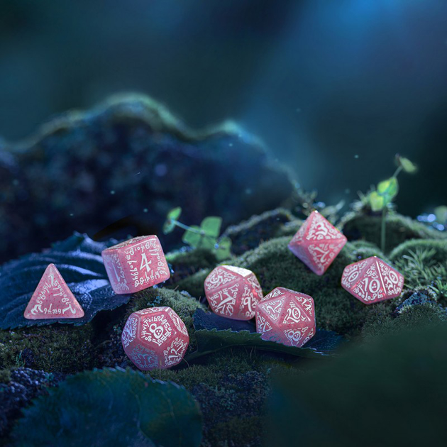 Набір кісток Q-Workshop Elvish Dice Kit Ельфійські 7 деталей Рожево-білі (5907699496907) - зображення 7