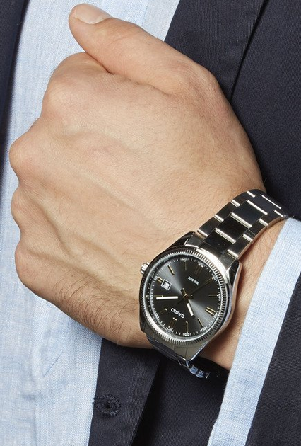 Чоловічий наручний годинник Casio Standard MTP-1302PD-1A2VEF у сріблястому кольорі з чорним циферблатом та золотим відтінком. - зображення 4