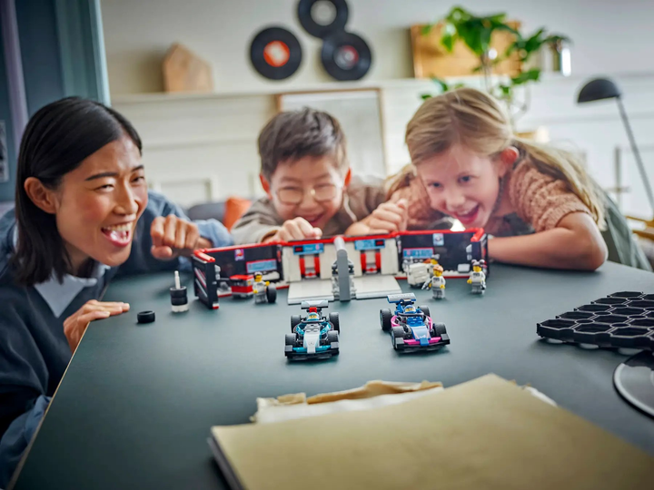 Конструктор LEGO City F1 Гараж і боліди Mercedes-AMG та