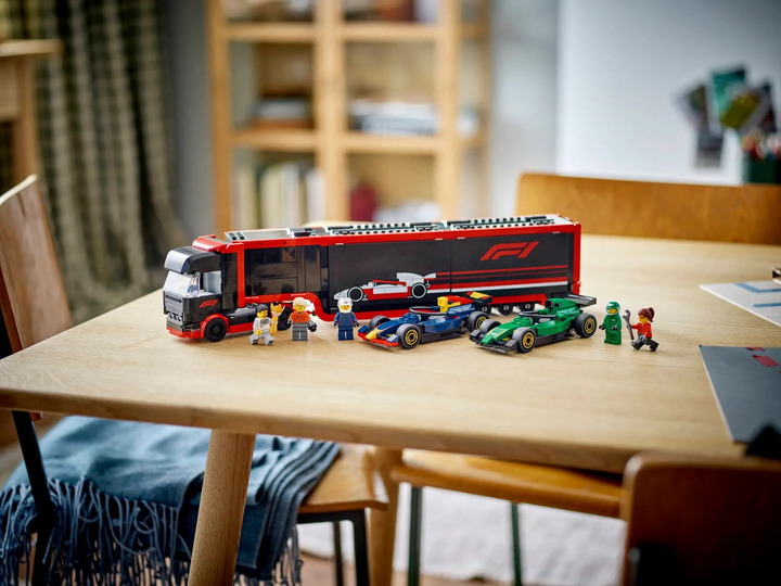 Конструктор LEGO City F1 Вантажівка з болідами RB20 та AMR24 F1 1086 елементів (60445) - зображення 10
