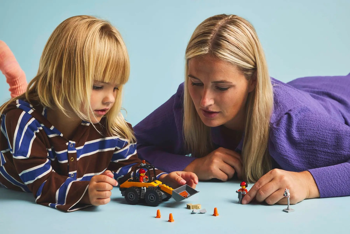 Конструктор LEGO City Жовтий навантажувач 81 елемент (60450) - зображення 6